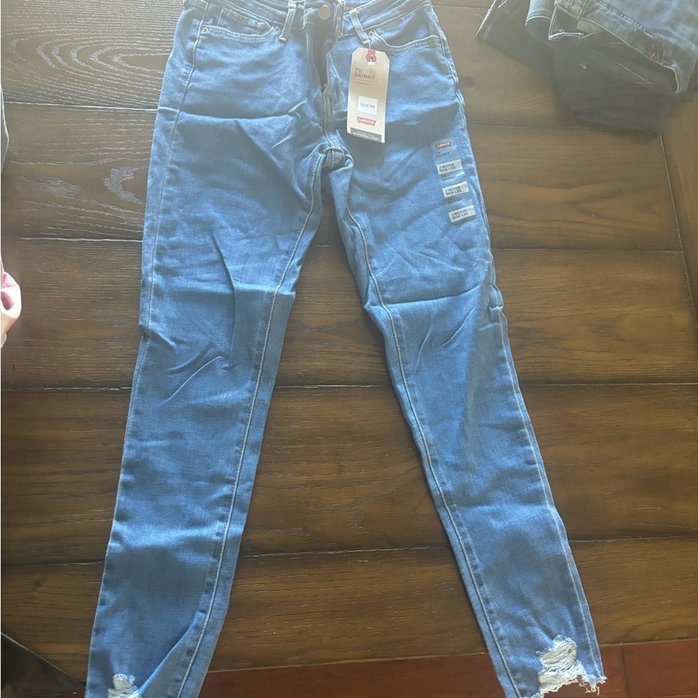 BWT LEVI SKINNY JEANS